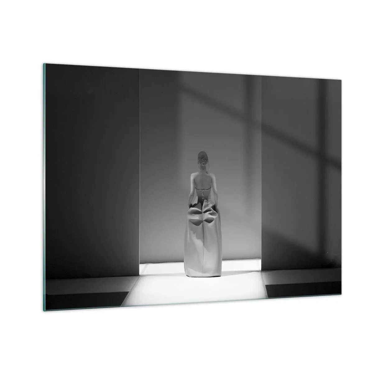 Impression sur verre - Image sur verre - Une photo en noir et blanc d'une femme en robe sur fond de lumière. - 100x70cm - Simplicité raffinée - Décoration murale moderne pour le salon et la chambre ARTTOR