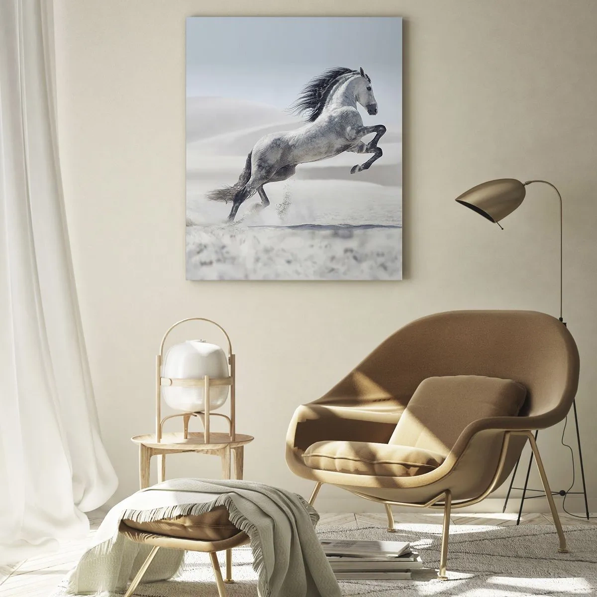 Impression sur verre - Image sur verre - Un cheval blanc bondissant sur fond de dunes du désert - 50x70cm - Prince arabe - Décoration murale moderne pour le salon et la chambre ARTTOR