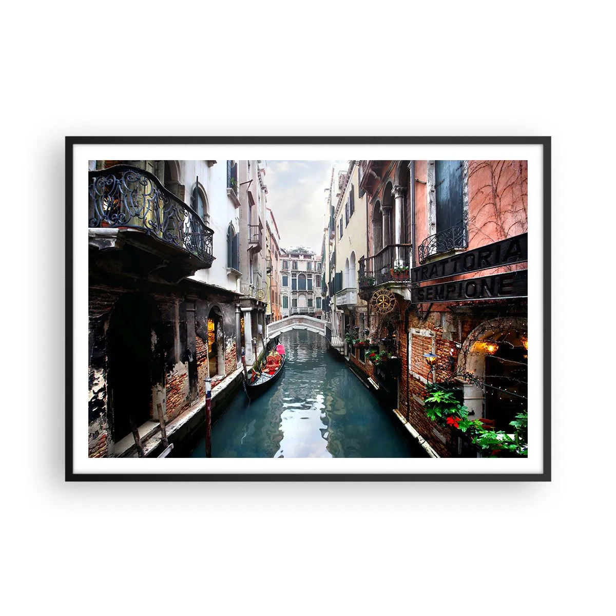 Affiche dans un cadre noir - Poster - Un canal à Venise avec une gondole et des bâtiments historiques - 100x70cm - Paysage vénitien avec une gondole et un pont - Décoration murale moderne pour le salon et la chambre ARTTOR