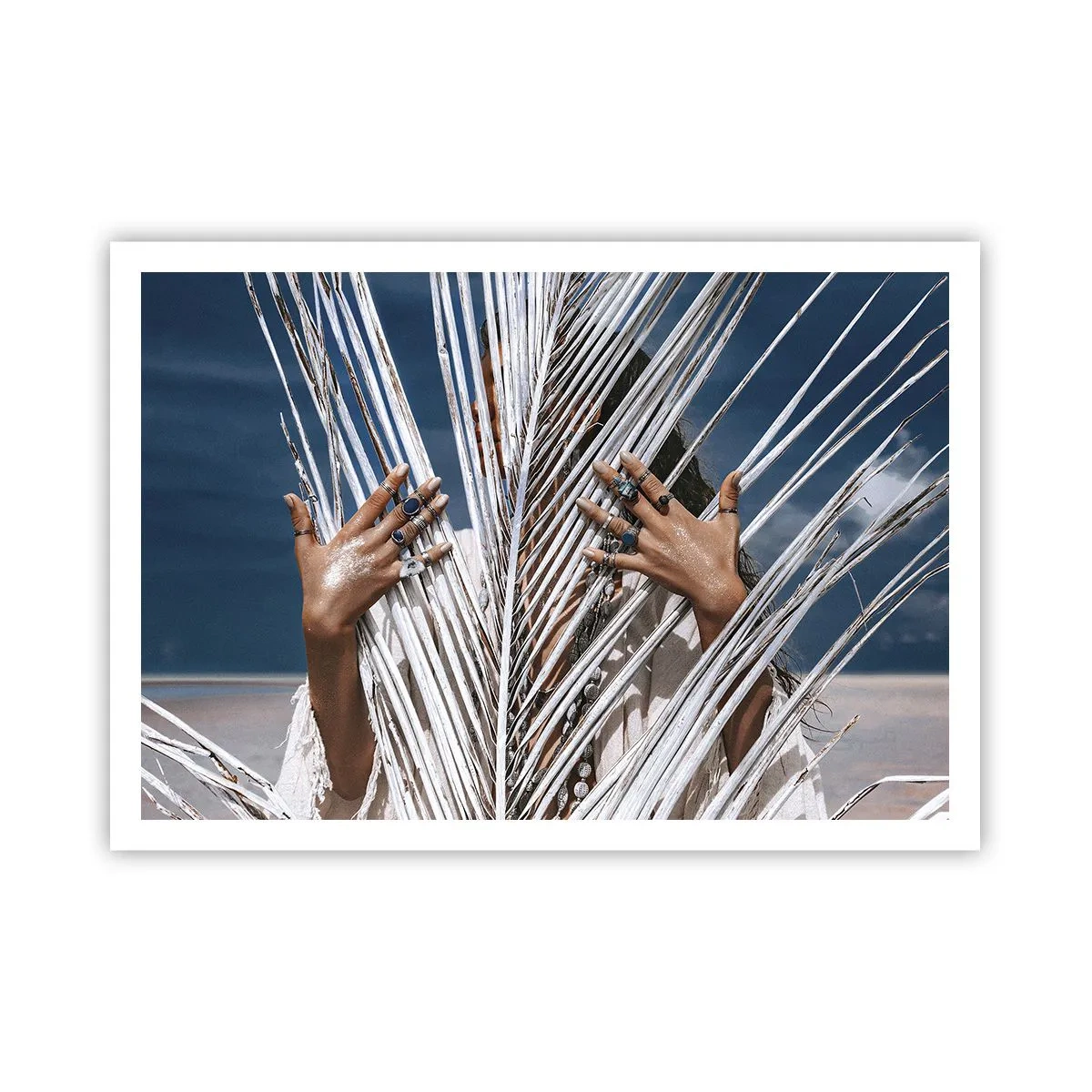 Affiche - Poster - Une femme cachée derrière des feuilles de palmier avec des bagues aux mains. - 100x70cm - Fille de chaman ? - Décoration murale moderne pour le salon et la chambre ARTTOR