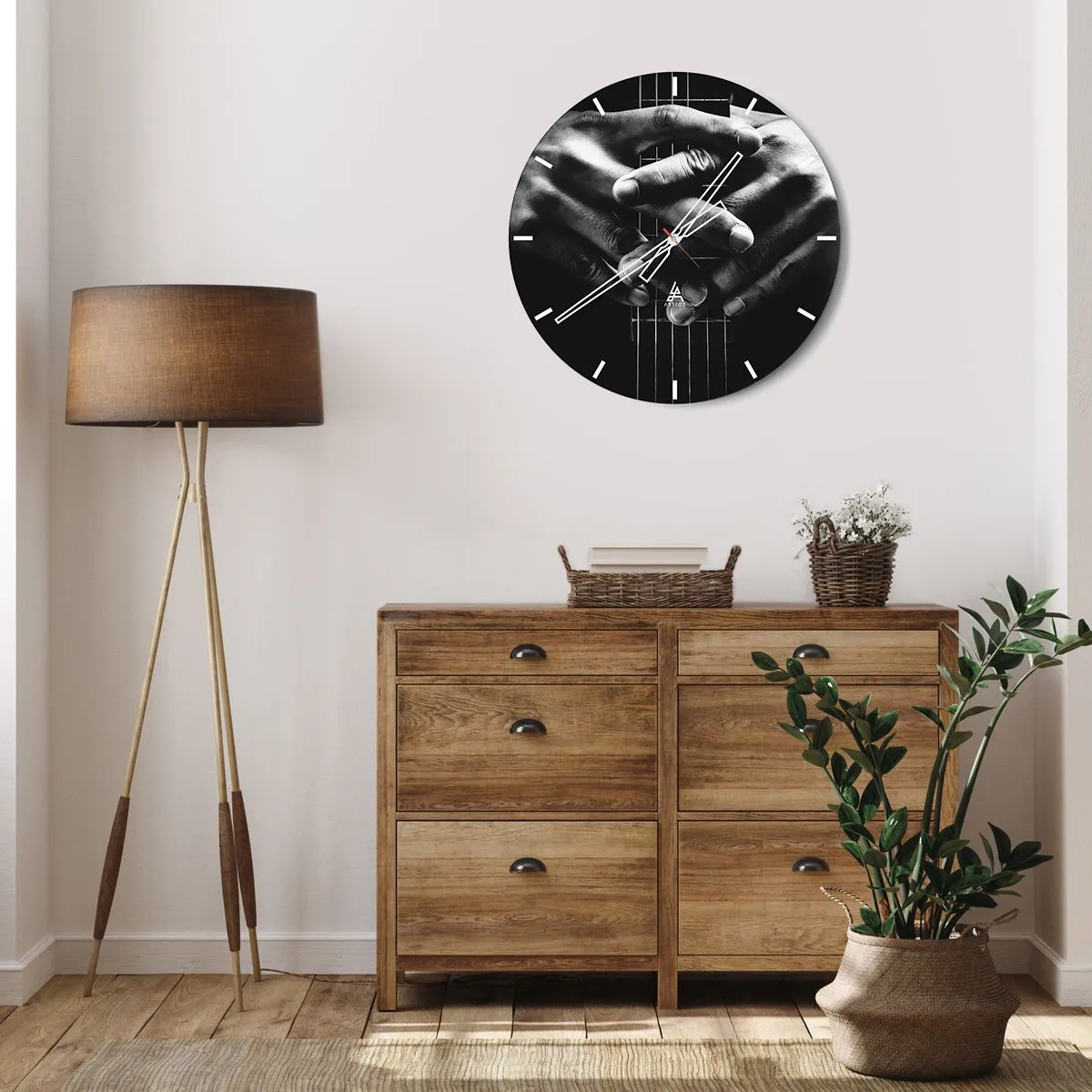 Horloge murale - Pendule murale - Gros plan de mains tenant un manche de guitare en noir et blanc - 30x30cm - Prière d'artiste - Décoration murale moderne pour le salon, la cuisine et la chambre ARTTOR