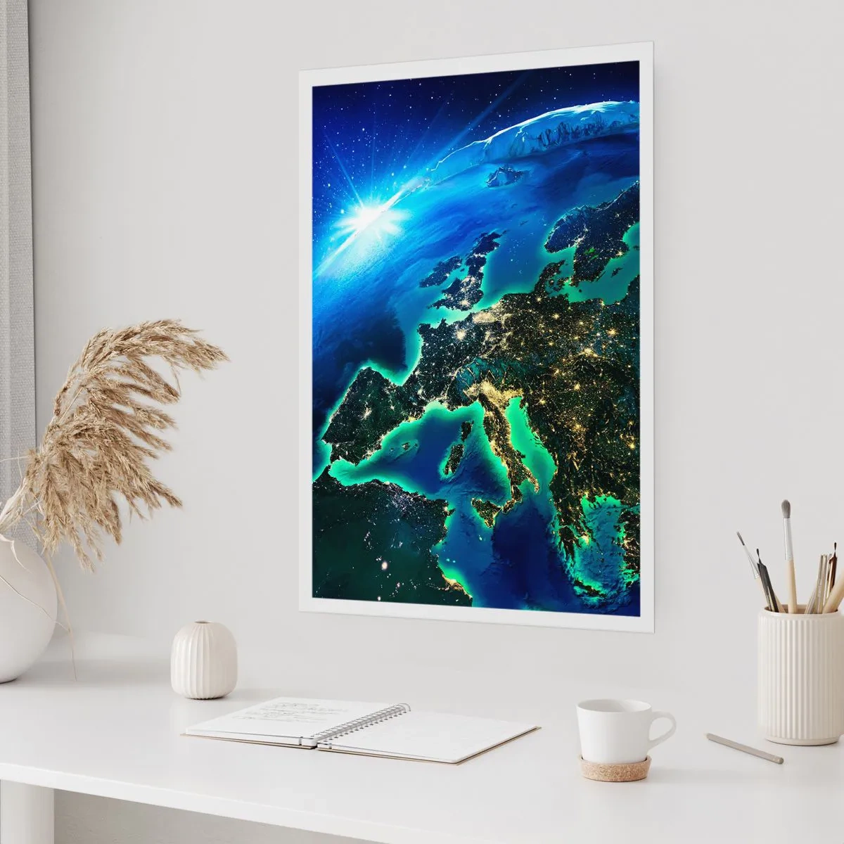 Affiche - Poster - Une vue d'Europe depuis l'espace, éclairée par des lumières nocturnes. - 50x70cm - Europe pétillante - Décoration murale moderne pour le salon et la chambre ARTTOR