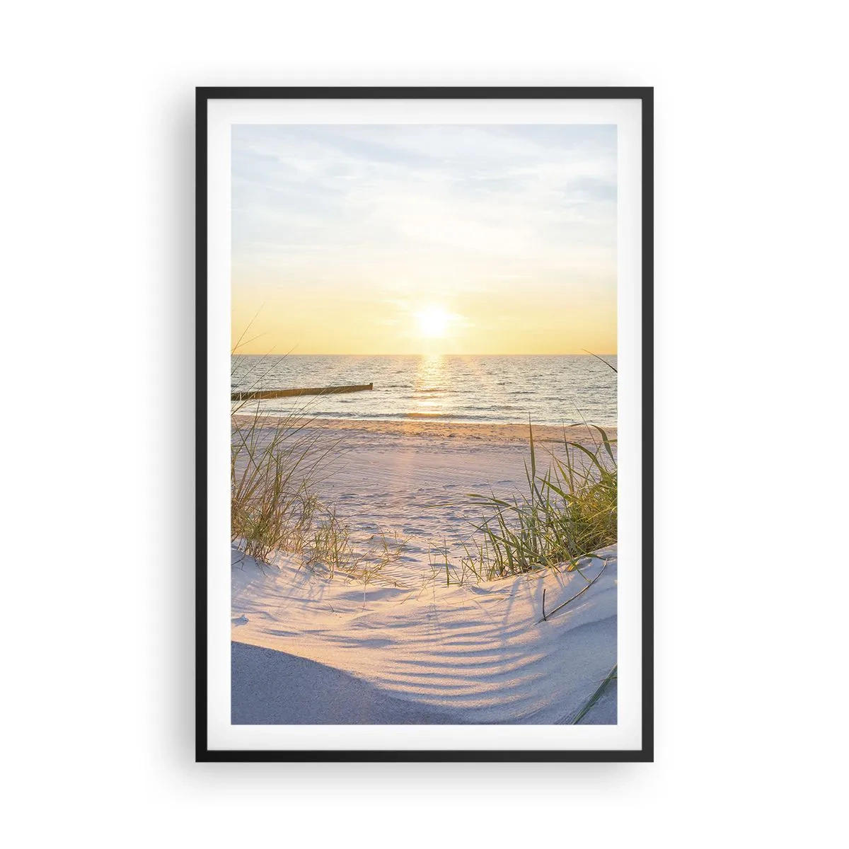 Affiche dans un cadre noir - Poster - Le bruit de la mer, le chant des oiseaux, une plage sauvage parmi les herbes… - 61x91 cm