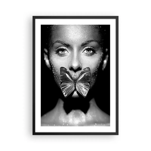 Affiche dans un cadre noir - Poster - Portrait d'une femme avec un papillon sur les lèvres en noir et blanc - 50x70cm - Baiser papillon - Décoration murale moderne pour le salon et la chambre ARTTOR