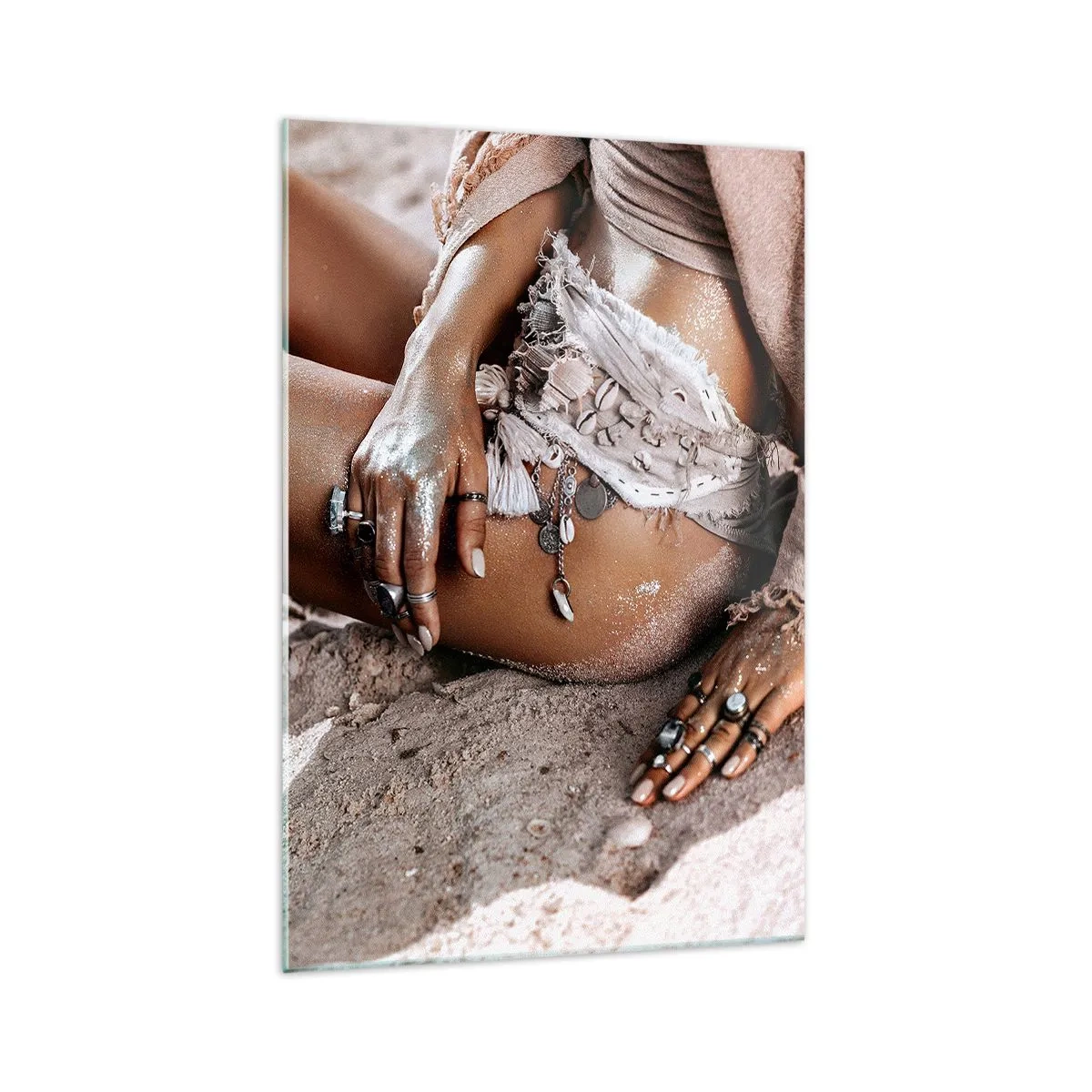 Impression sur verre - Image sur verre - Femme bohème sur la plage avec des bijoux - 70x100cm - Rejeté par la vague? - Décoration murale moderne pour le salon et la chambre ARTTOR