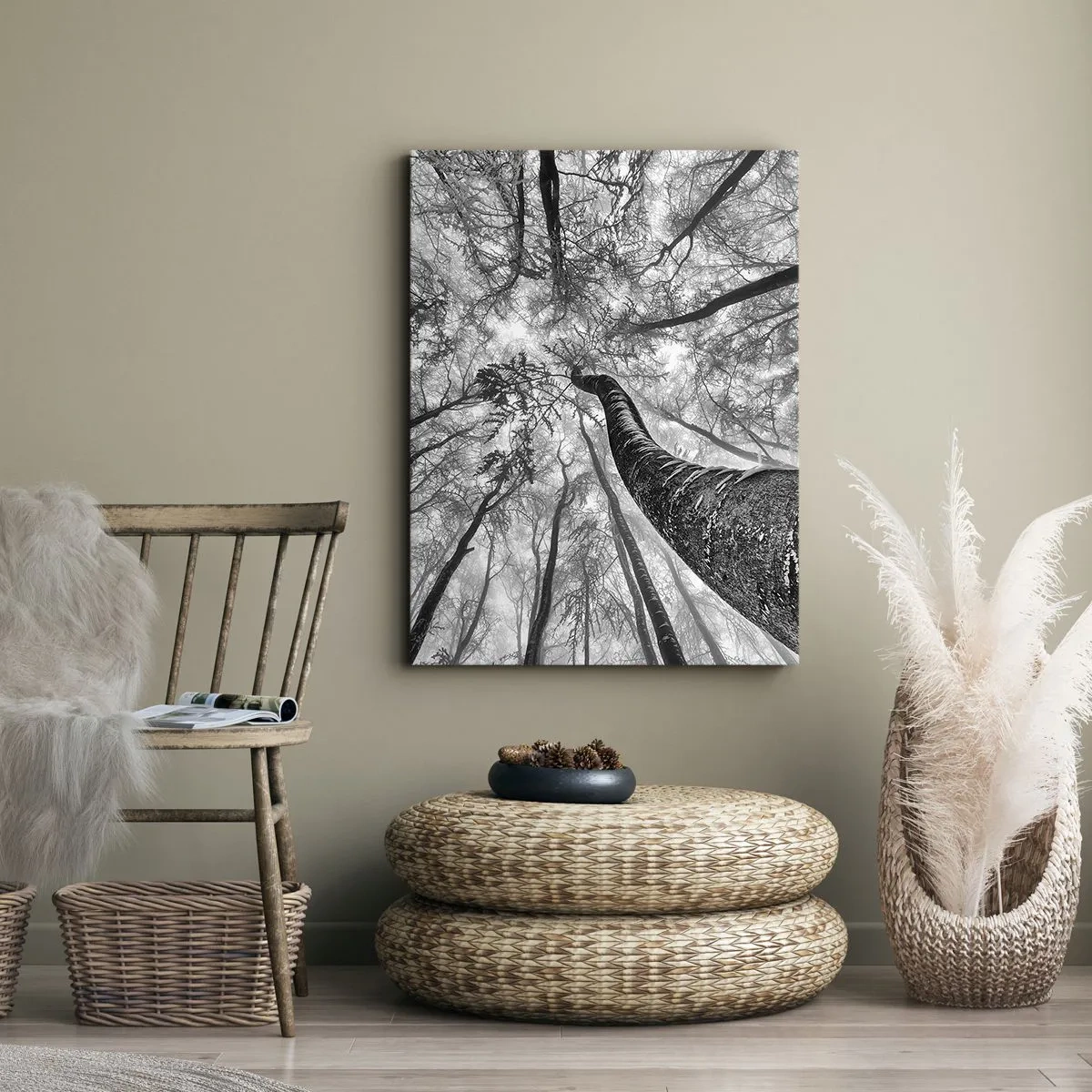 Impression sur toile - Image sur toile - Perspective d'arbres dans une forêt vue d'en bas en nuances de gris - 80x120cm - Course vers la lumière - Décoration murale moderne pour le salon et la chambre ARTTOR