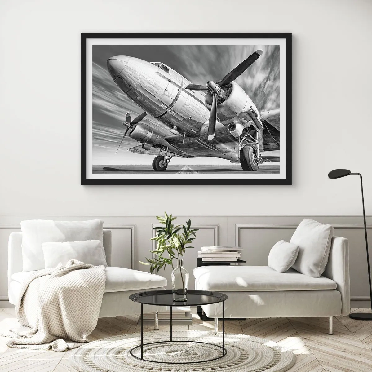 Affiche dans un cadre noir - Poster - Une image en noir et blanc d'un avion classique avec des détails structurels visibles. - 70x50cm - Toujours prêt à voler - Décoration murale moderne pour le salon et la chambre ARTTOR