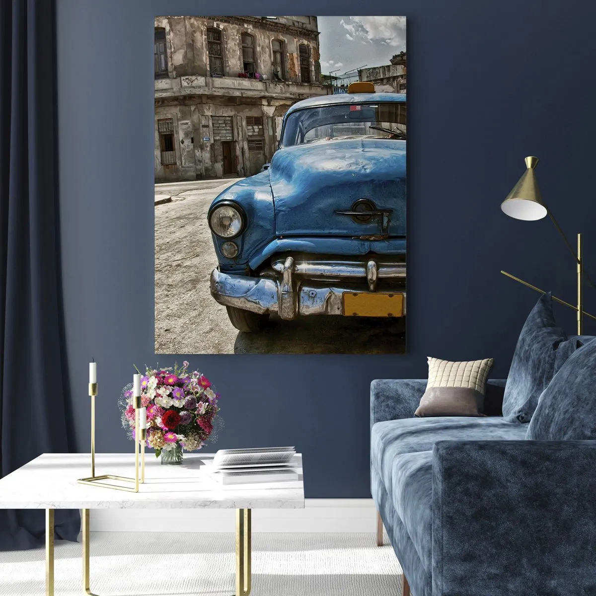 Impression sur verre - Image sur verre - Une vieille voiture bleue dans la rue dans un style rétro - 80x120cm - L'ancien est beau - Décoration murale moderne pour le salon et la chambre ARTTOR