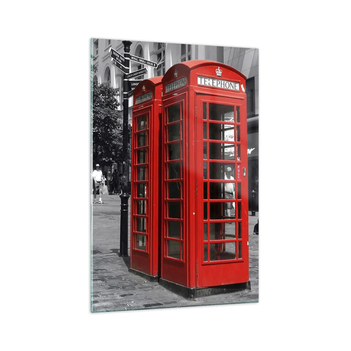 Impression sur verre - Image sur verre - Cabines téléphoniques rouges sur fond urbain noir et blanc. - 70x100cm - Cabines téléphoniques rouges - Décoration murale moderne pour le salon et la chambre ARTTOR