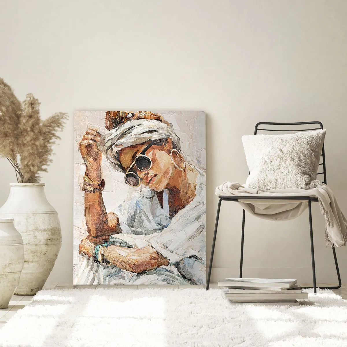 Impression sur verre - Image sur verre - Portrait d'une femme portant des lunettes de soleil contre un mur clair - 80x120cm - Portrait en plein soleil - Décoration murale moderne pour le salon et la chambre ARTTOR