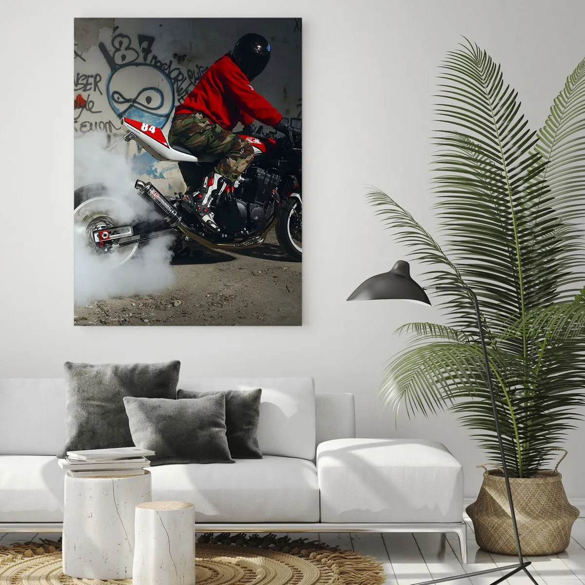Impression sur verre - Image sur verre - Un motard effectue un drift spectaculaire dans un bâtiment abandonné couvert de graffitis. - 80x120cm - Pourchassez moi! - Décoration murale moderne pour le salon et la chambre ARTTOR