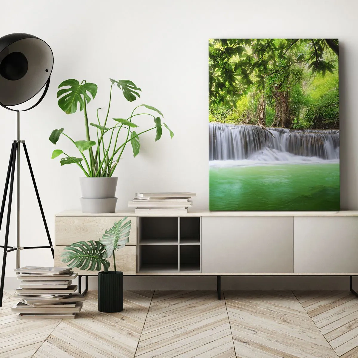 Impression sur toile - Image sur toile - Une cascade verte entourée d'une végétation tropicale dense - 80x120cm - Une cascade de vert - Décoration murale moderne pour le salon et la chambre ARTTOR