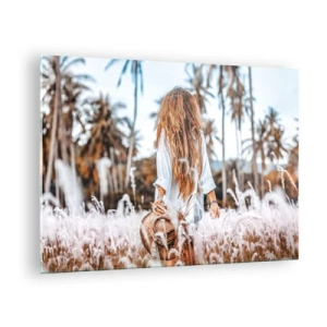 Impression sur verre - Image sur verre - Une femme dans l'herbe avec un chapeau à la main sur fond de palmiers - 70x50cm - Né de peluches d'herbe - Décoration murale moderne pour le salon et la chambre ARTTOR