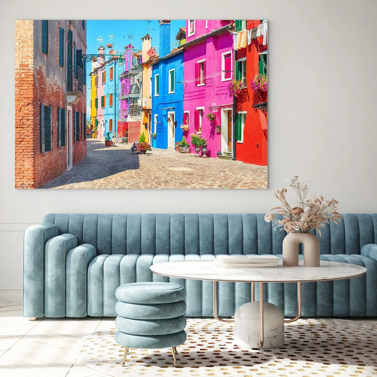 Impression sur verre - Image sur verre - Bâtiments colorés dans une rue étroite d'une ville ensoleillée - 100x70cm - Ville "Sous les perroquets" - Décoration murale moderne pour le salon et la chambre ARTTOR