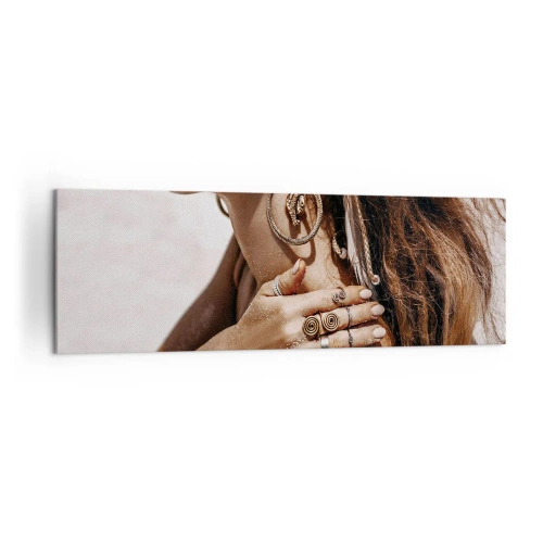 Impression sur toile - Image sur toile - Femme élégante avec des bijoux sur un fond de sable clair - 160x50cm - Reine des plages sauvages - Décoration murale moderne pour le salon et la chambre ARTTOR