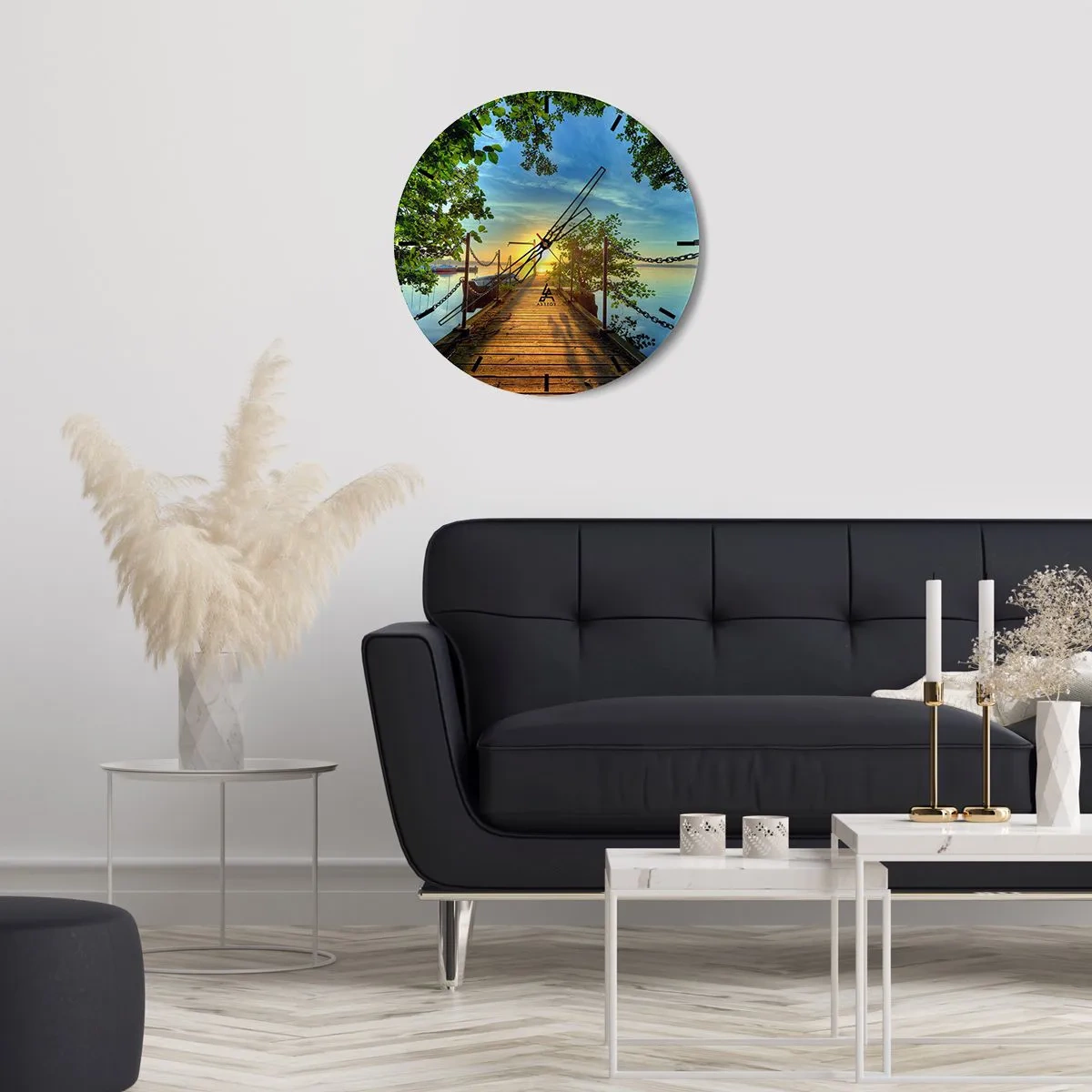 Horloge murale - Pendule murale - Une jetée au bord du lac au coucher du soleil entourée de verdure - 30x30cm - L'ouest au-dessus de l'eau - Décoration murale moderne pour le salon, la cuisine et la chambre ARTTOR