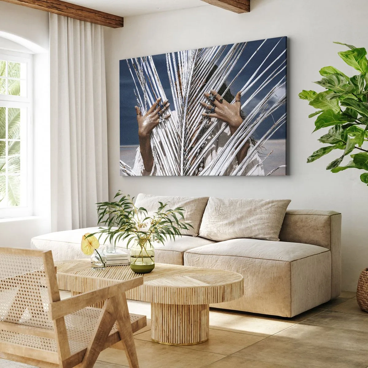 Impression sur toile - Image sur toile - Une femme cachée derrière des feuilles de palmier avec des bagues aux mains. - 120x80cm - Fille de chaman ? - Décoration murale moderne pour le salon et la chambre ARTTOR