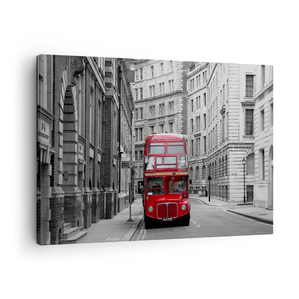 Impression sur toile - Image sur toile - Un bus rouge sur fond de bâtiments urbains noirs et blancs. - 70x50cm - La vie de tous les jours ne doit pas être grise - Décoration murale moderne pour le salon et la chambre ARTTOR