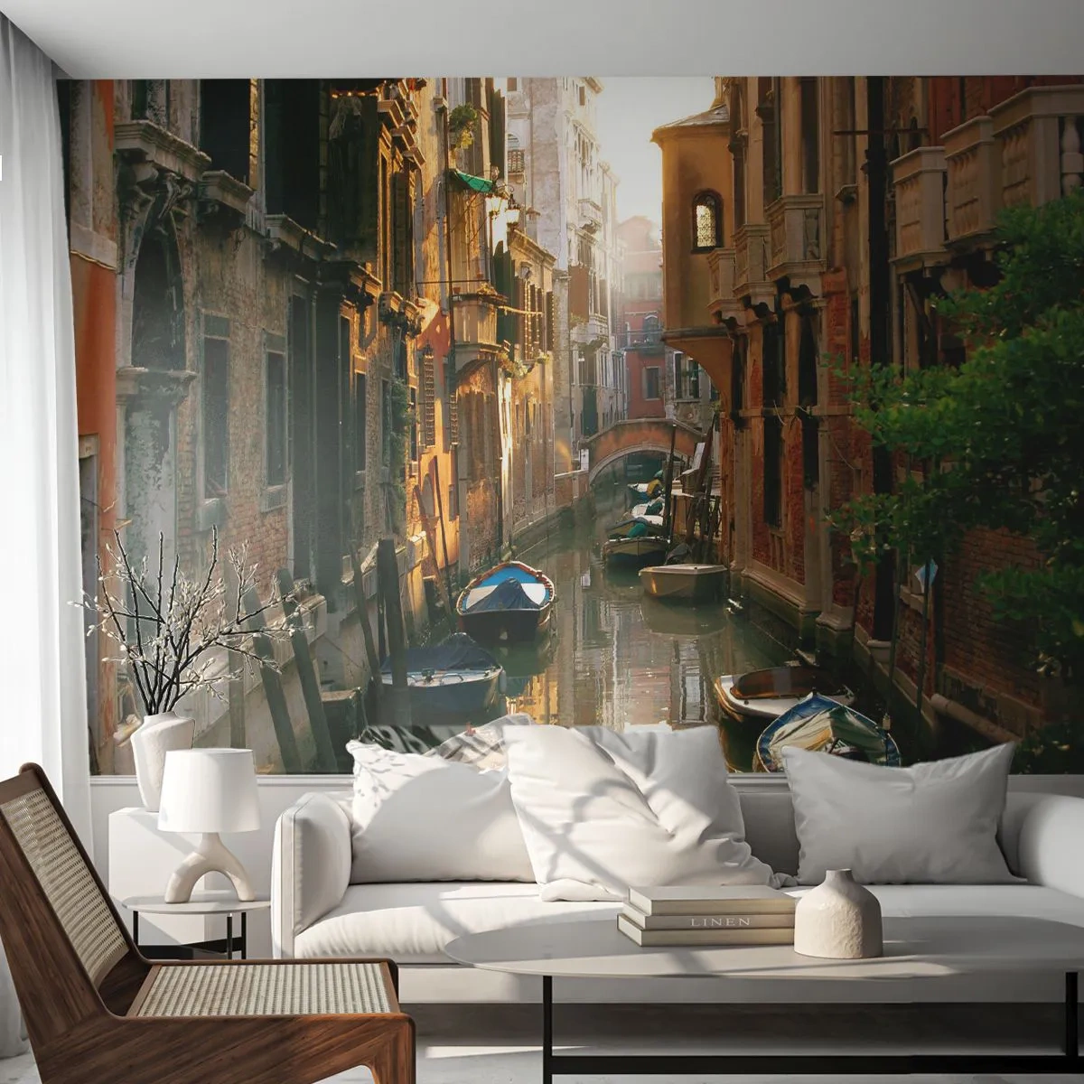 Papier Peint Photo Premium Sand - Un canal étroit à Venise avec des bateaux et des bâtiments historiques - 100x70cm - Dans une ruelle vénitienne - Décoration murale moderne pour le salon et la chambre ARTTOR