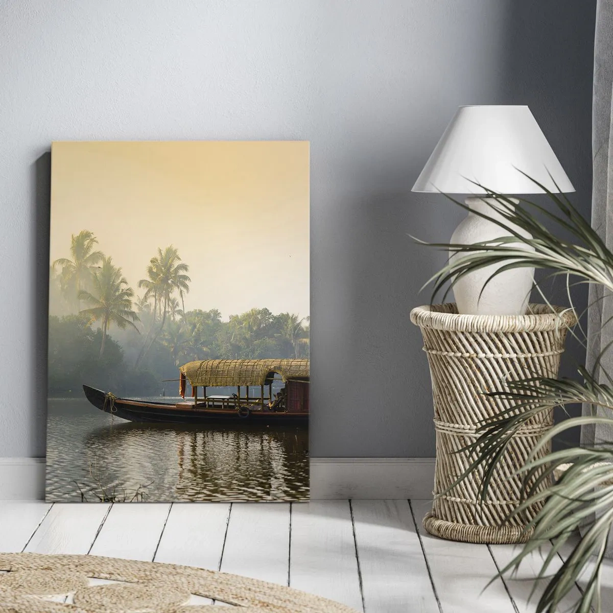 Impression sur toile - Image sur toile - Un bateau traditionnel sur une rivière calme parmi les palmiers - 70x100cm - Maison sur la rivière - Décoration murale moderne pour le salon et la chambre ARTTOR