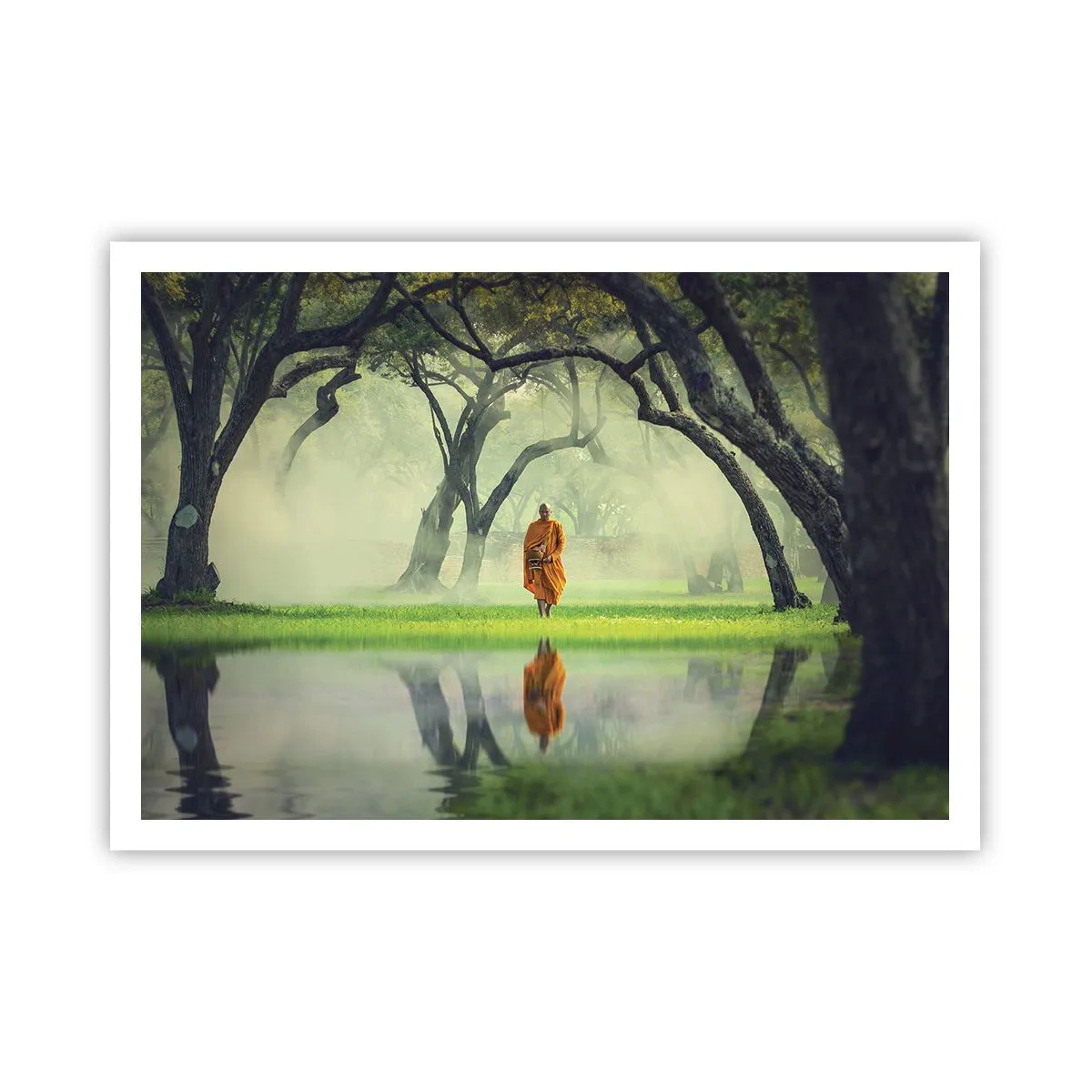 Affiche - Poster - Un moine en robe orange dans une forêt avec un fond brumeux et un reflet dans l'eau. - 100x70cm - En route vers l'illumination - Décoration murale moderne pour le salon et la chambre ARTTOR