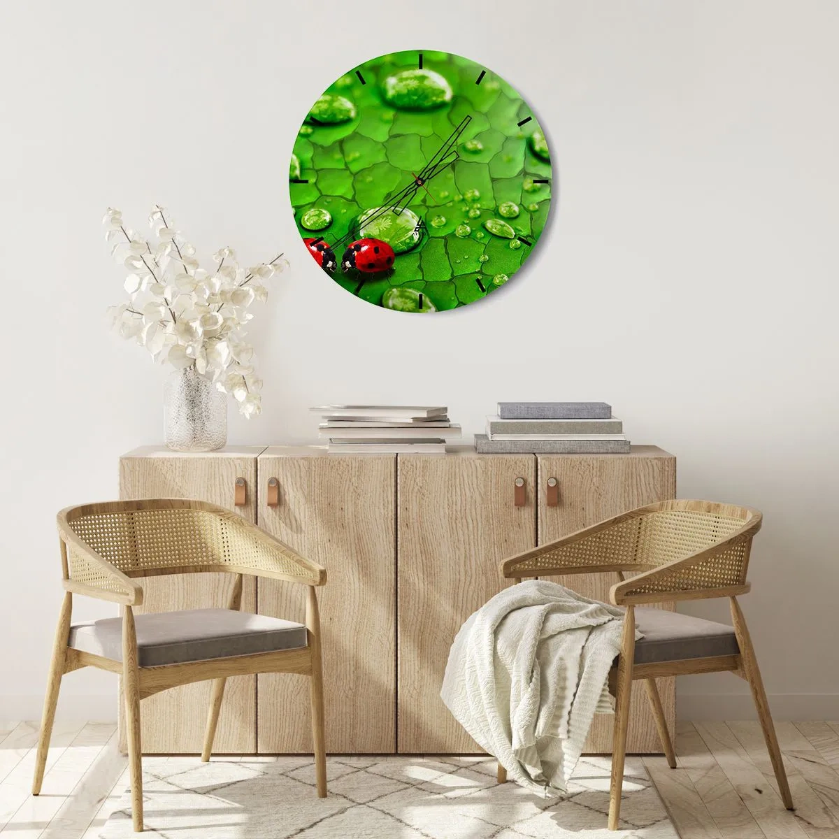 Horloge murale - Pendule murale - Coccinelles sur une feuille avec des gouttes d'eau - 30x30cm - Rendez-vous au vert - Décoration murale moderne pour le salon, la cuisine et la chambre ARTTOR