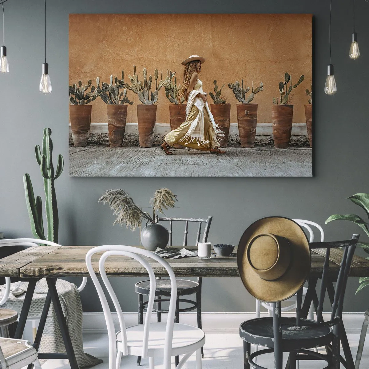 Impression sur toile - Image sur toile - Une femme dans un style bohème avec des pots de cactus en arrière-plan. - 100x70cm - Style hippie - Décoration murale moderne pour le salon et la chambre ARTTOR