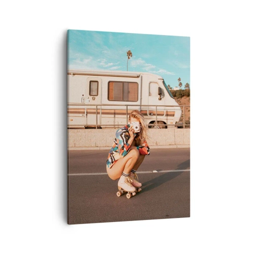 Impression sur toile - Image sur toile - Une fille sur des patins à roulettes prenant une photo par une journée ensoleillée. - 50x70cm - Souriez s'il-vous-plait! - Décoration murale moderne pour le salon et la chambre ARTTOR
