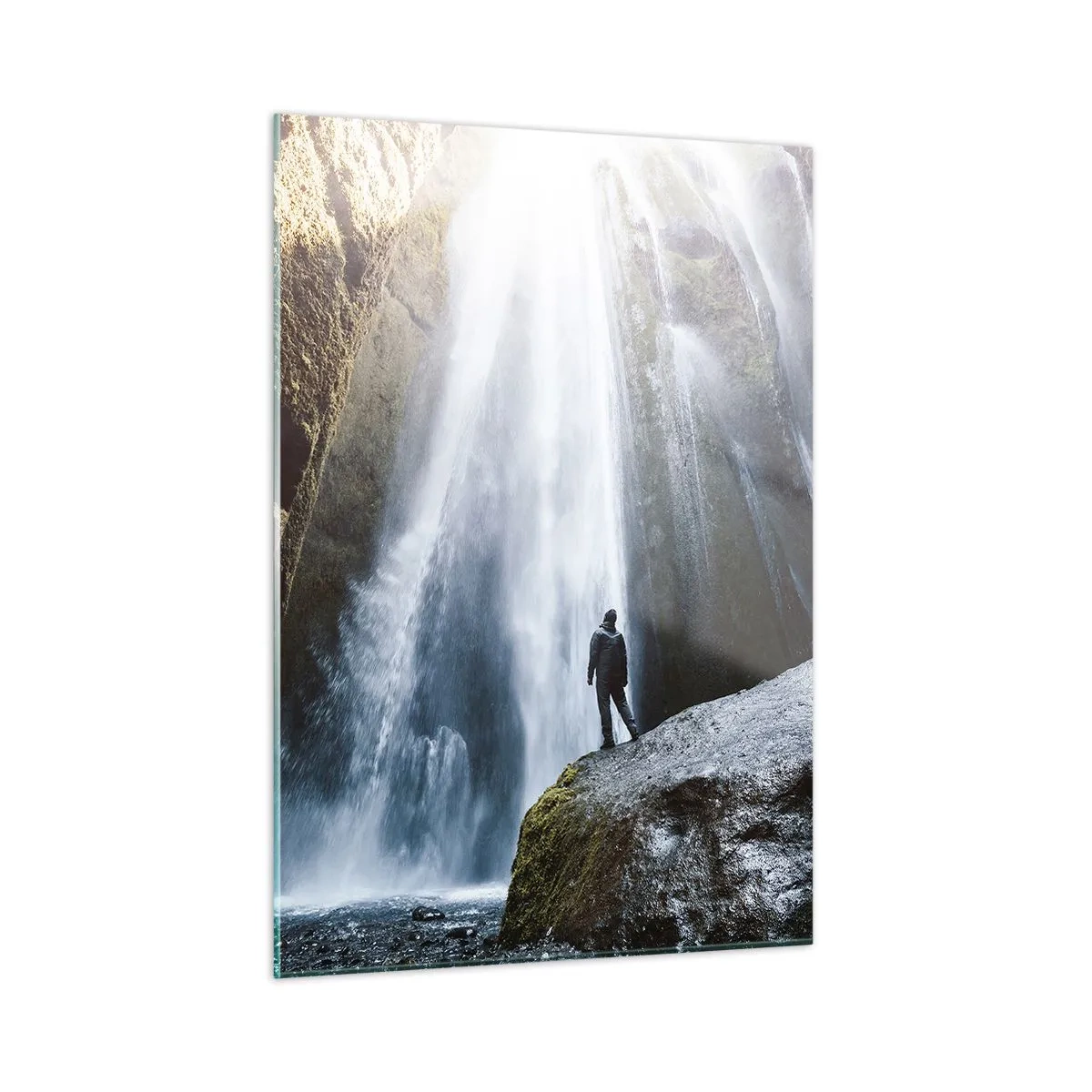 Impression sur verre - Image sur verre - Un homme debout sur un rocher devant une puissante cascade au soleil - 50x70cm - Restauration des proportions - Décoration murale moderne pour le salon et la chambre ARTTOR