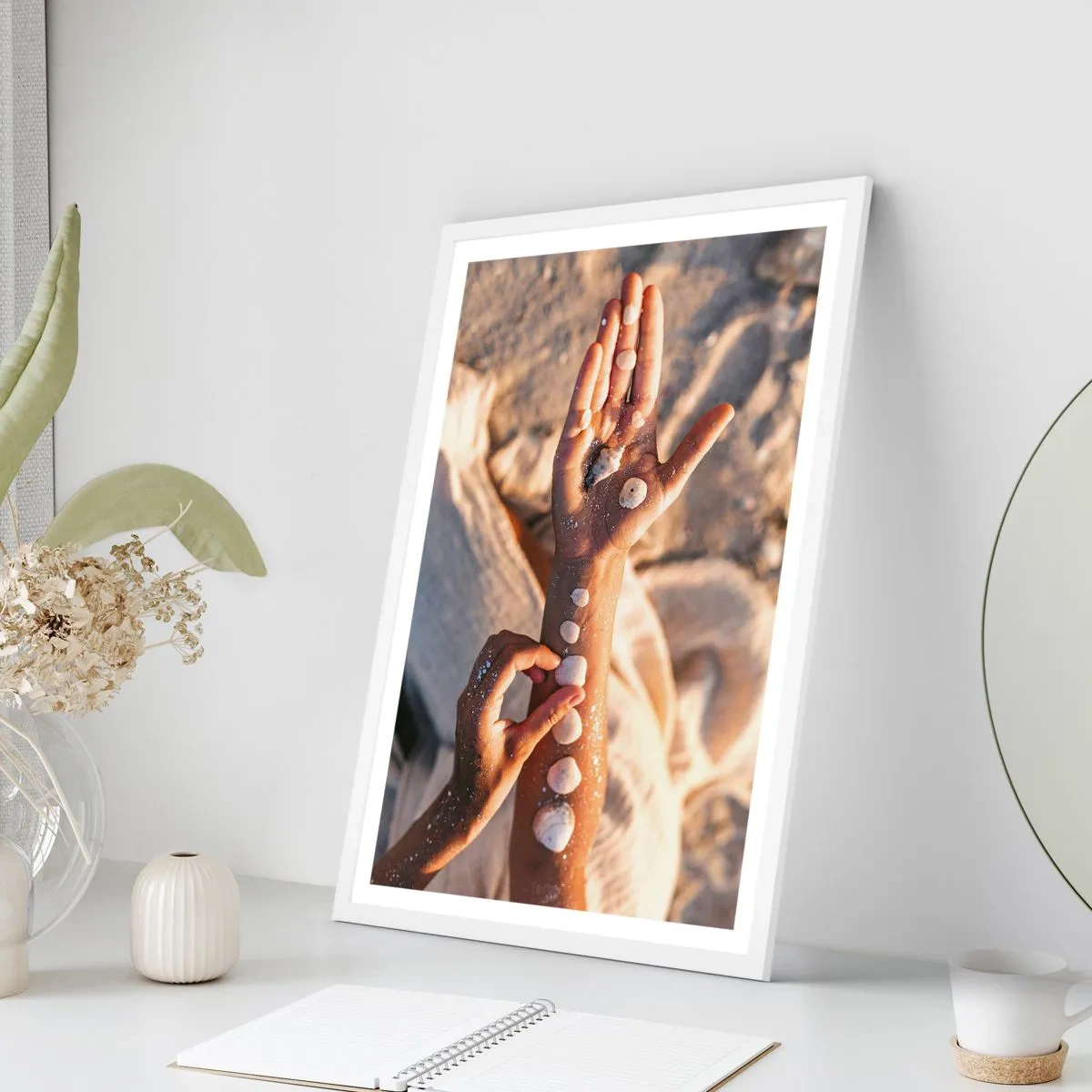 Affiche dans un cadre blanc - Poster - La beauté à portée de main - 70x100 cm