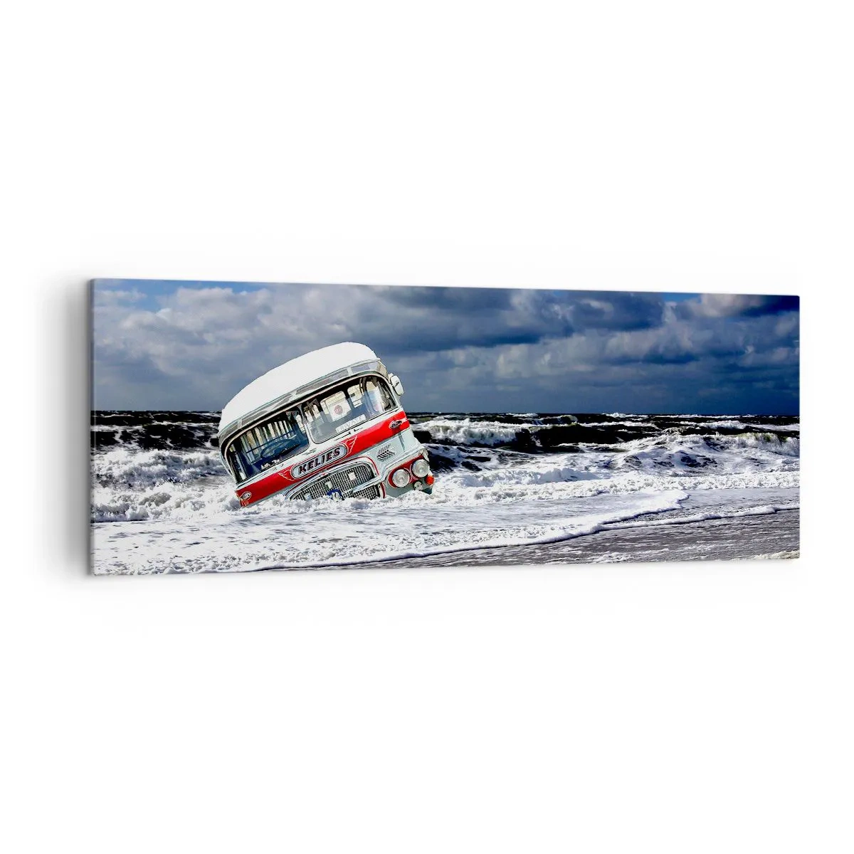 Impression sur toile - Image sur toile - Un bus coulé sur la plage au milieu des vagues et d'une mer agitée - 140x50cm - Et qu'est-ce qui vous étonne ? - Décoration murale moderne pour le salon et la chambre ARTTOR