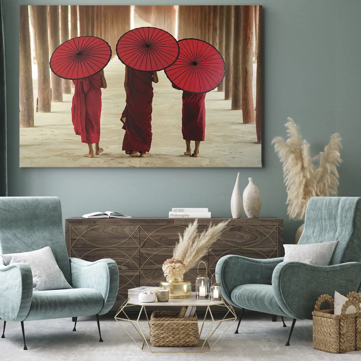 Impression sur toile - Image sur toile - Trois moines avec des parapluies rouges dans l'architecture traditionnelle - 70x50cm - Sur la route du pays pure - Décoration murale moderne pour le salon et la chambre ARTTOR