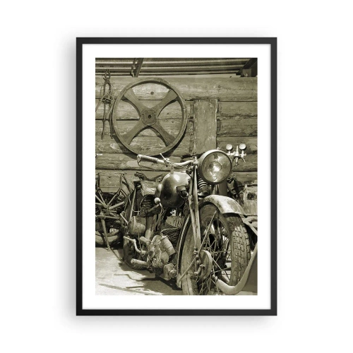 Affiche dans un cadre noir - Poster - Une vieille moto dans un hangar en bois avec une roue en arrière-plan - 50x70cm - Dans le hangar de l'oncle Władek - Décoration murale moderne pour le salon et la chambre ARTTOR