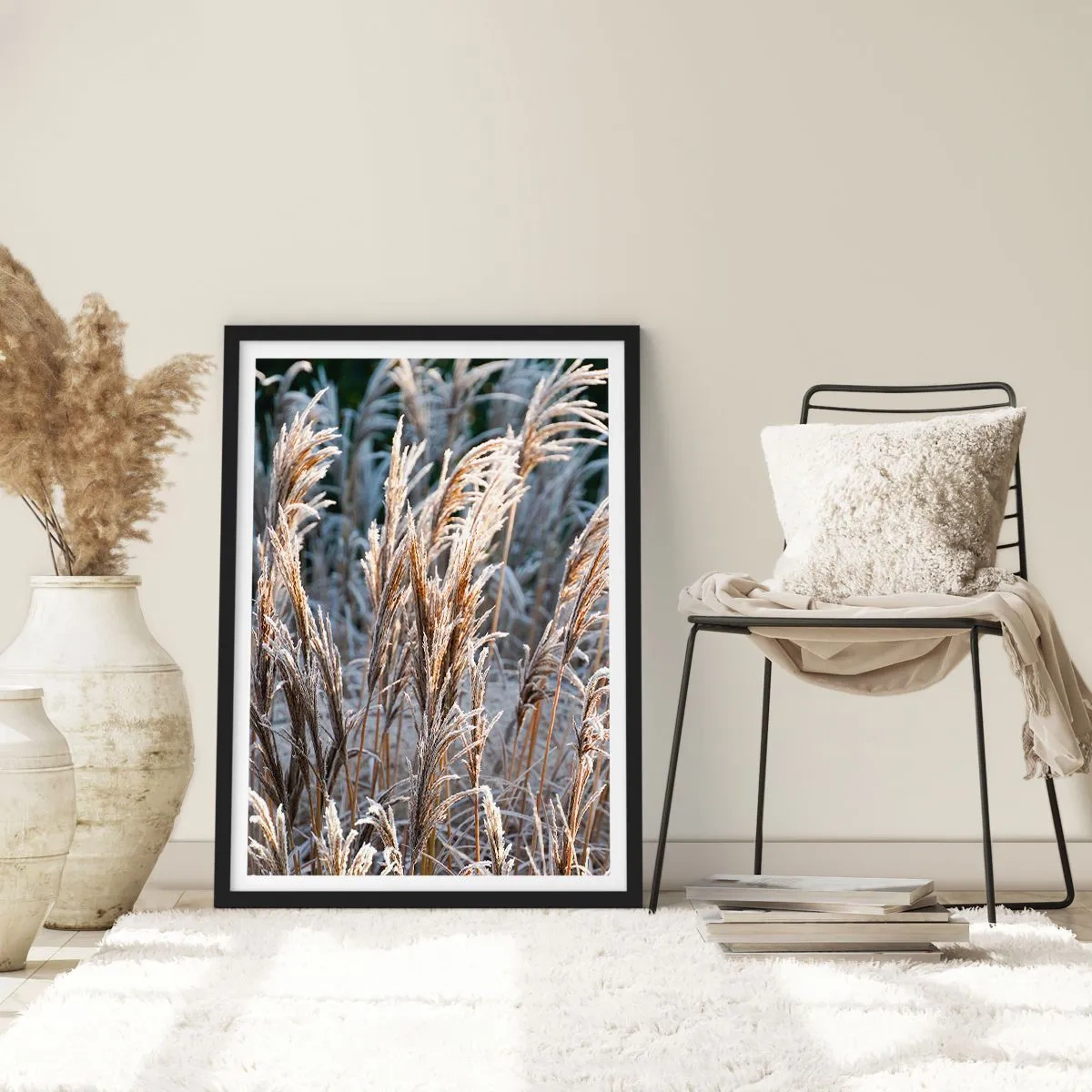 Affiche dans un cadre noir - Poster - Herbes séchées couvertes de givre dans un paysage hivernal - 50x70cm - Habillé de givre - Décoration murale moderne pour le salon et la chambre ARTTOR