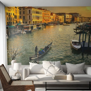 Papier Peint Photo Premium Sand - Venise au coucher du soleil avec une gondole sur l'eau - 100x70cm - Du côté ensoleillé de la rue - Décoration murale moderne pour le salon et la chambre ARTTOR