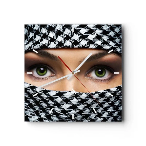 Horloge murale - Pendule murale - Les yeux verts d'une femme sont cachés derrière un tissu à motifs en noir et blanc. - 30x30cm - Un portrait d'une beauté voilée aux yeux verts - Décoration murale moderne pour le salon et la chambre ARTTOR