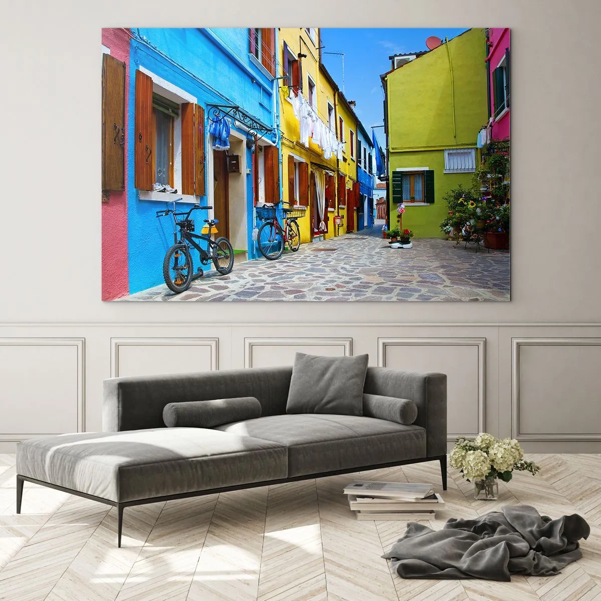 Impression sur verre - Image sur verre - Une rue colorée avec des vélos et des maisons décorées - 100x70cm - Pastel, douce ruelle - Décoration murale moderne pour le salon et la chambre ARTTOR