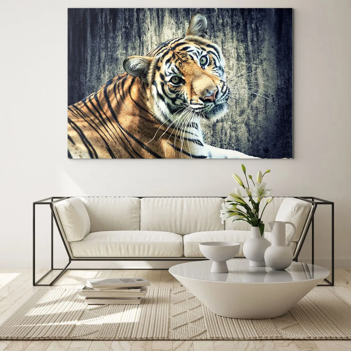 Impression sur verre - Image sur verre - Un tigre dans une pose naturelle contre un mur brut - 70x50cm - Portrait dans les flots de lumière - Décoration murale moderne pour le salon et la chambre ARTTOR