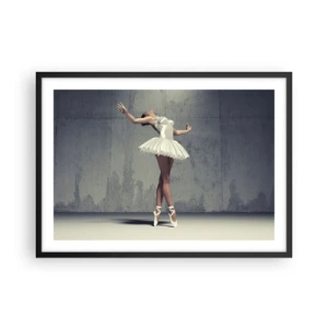 Affiche dans un cadre noir - Poster - Une danseuse de ballet en robe blanche contre un mur brut. - 70x50cm - Léger comme un oiseau - Décoration murale moderne pour le salon et la chambre ARTTOR