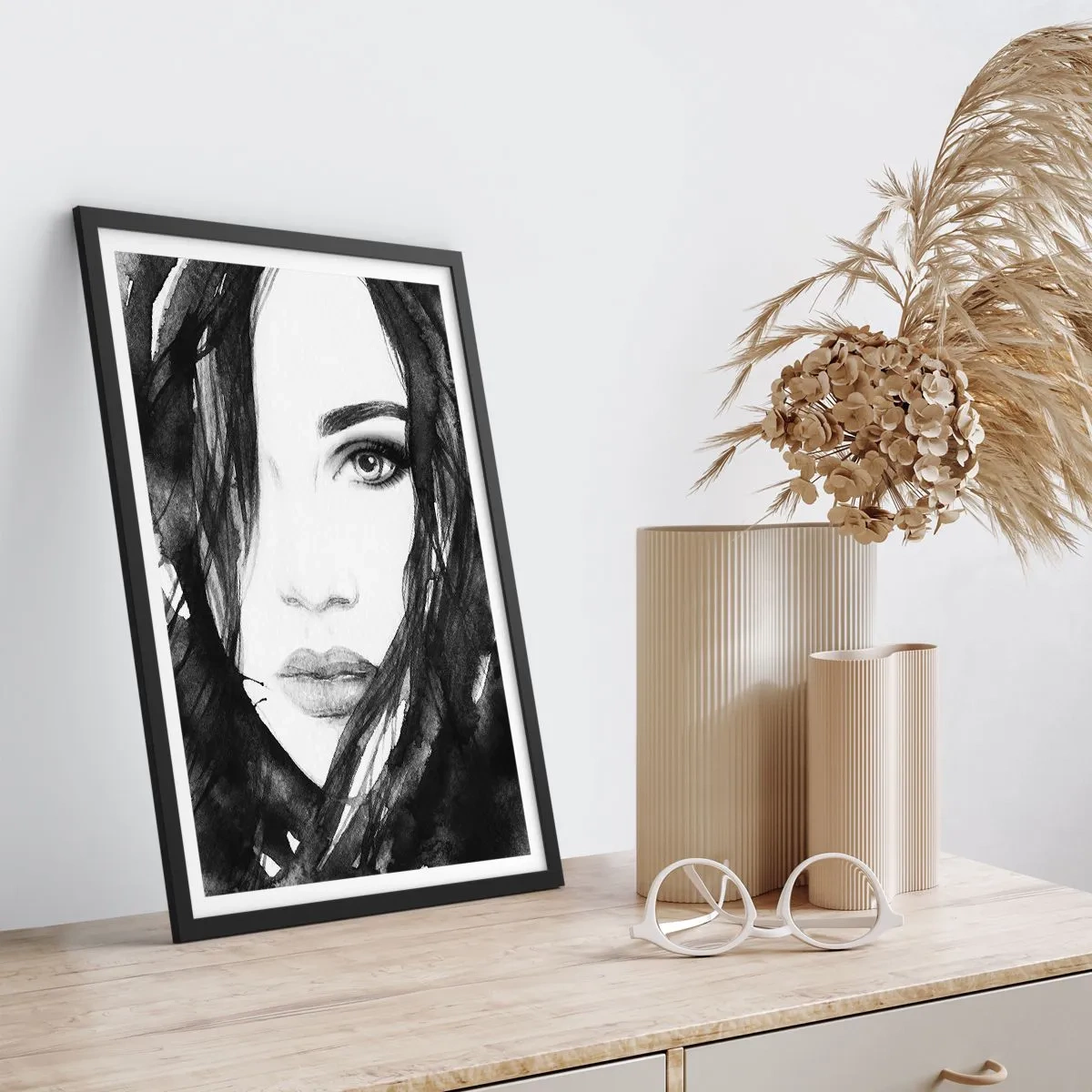 Affiche dans un cadre noir - Poster - Portrait d'une dame en noir et blanc - 70x100 cm