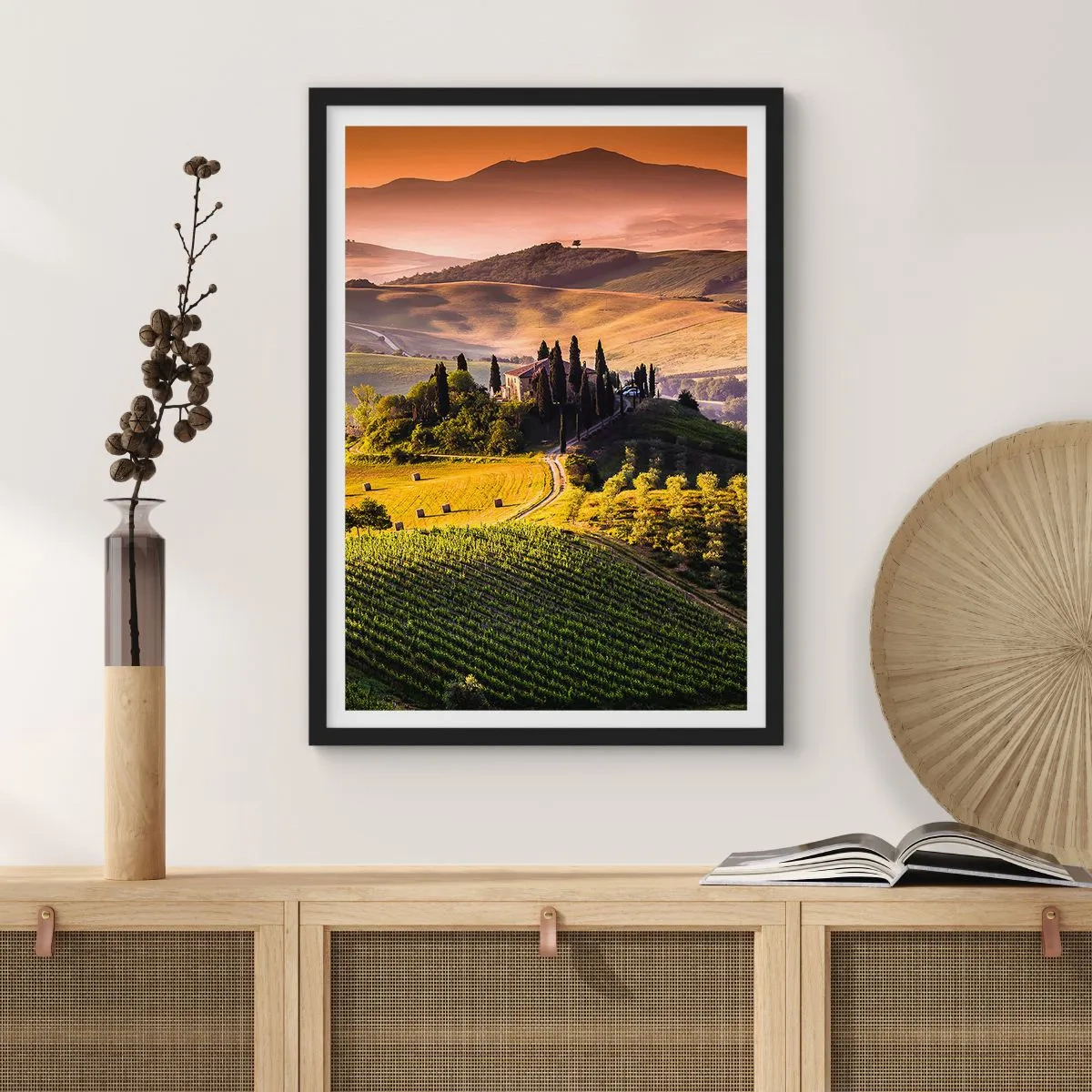 Affiche dans un cadre noir - Poster - Paysage toscan avec vignobles au coucher du soleil - 50x70cm - Arcadie - le paysage toscan - Décoration murale moderne pour le salon et la chambre ARTTOR