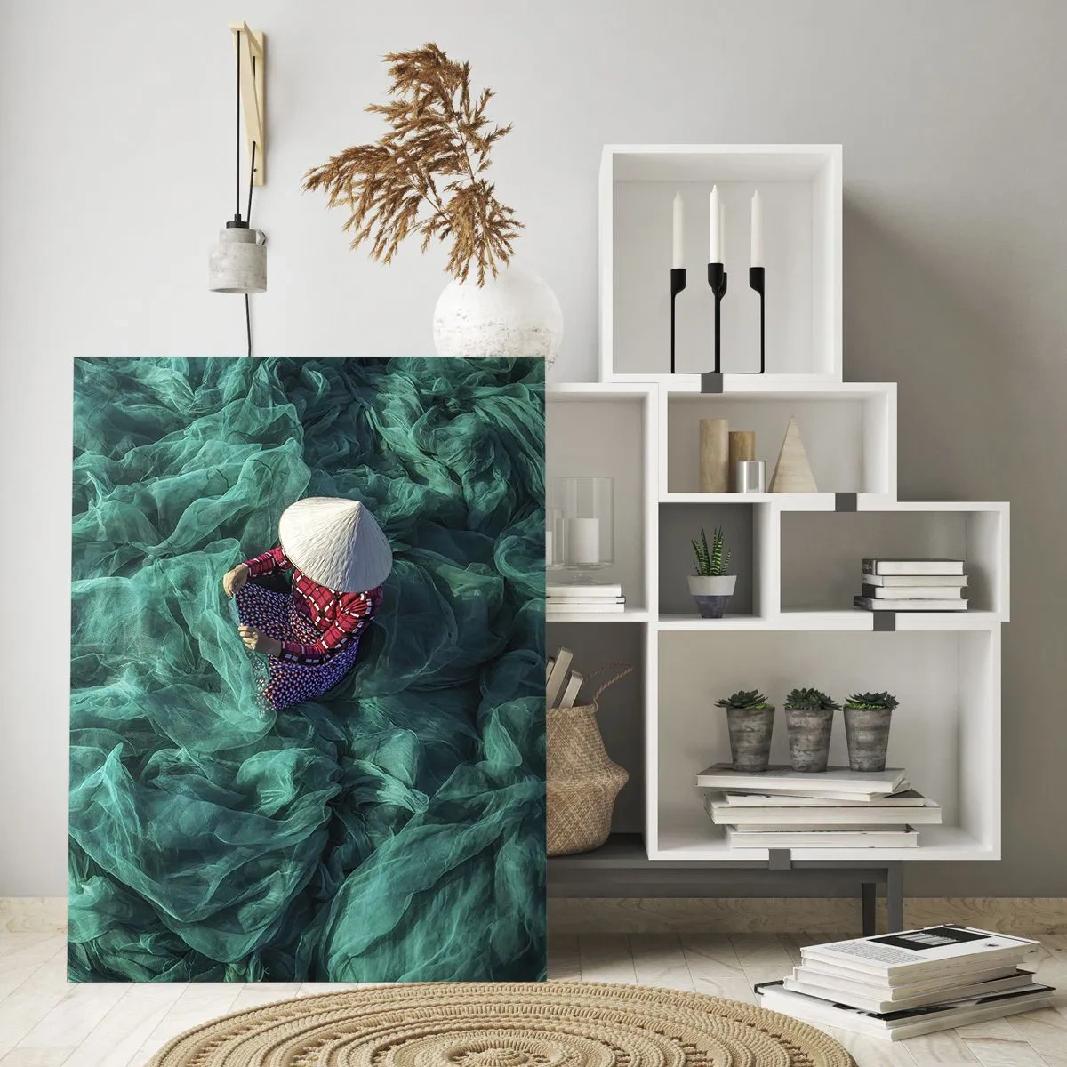 Impression sur verre - Image sur verre - Une femme portant un chapeau traditionnel réparant des filets - 50x70cm - Dans une mer de filet - Décoration murale moderne pour le salon et la chambre ARTTOR