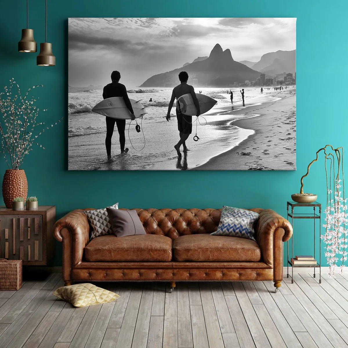 Impression sur toile - Image sur toile - Deux surfeurs marchant sur la plage avec leurs planches en noir et blanc. - 100x70cm - Samba sur une vague - Décoration murale moderne pour le salon et la chambre ARTTOR