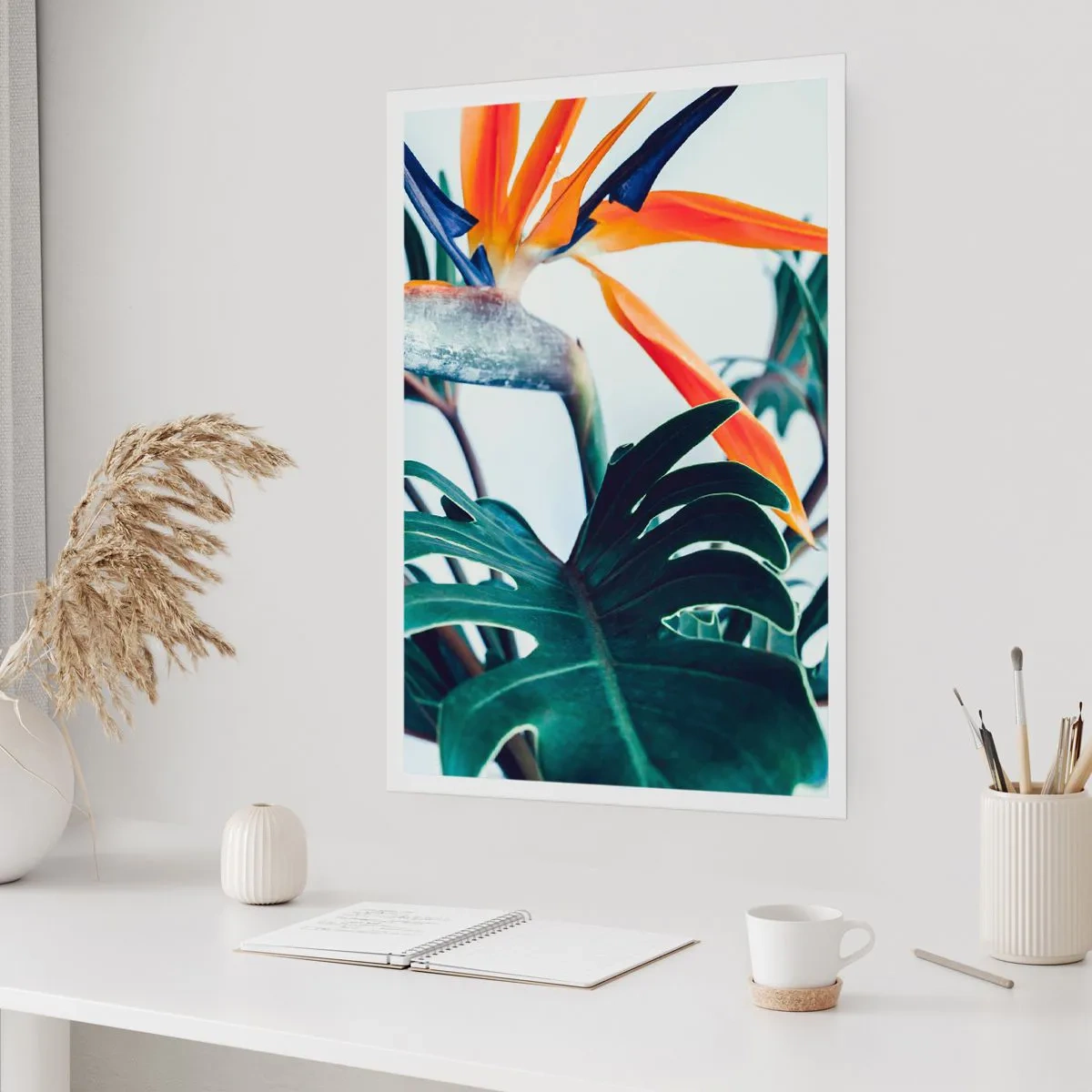 Affiche - Poster - Gros plan d'une fleur de strelitzia entourée de feuilles vertes - 50x70cm - Le buisson oiseaux - Décoration murale moderne pour le salon et la chambre ARTTOR