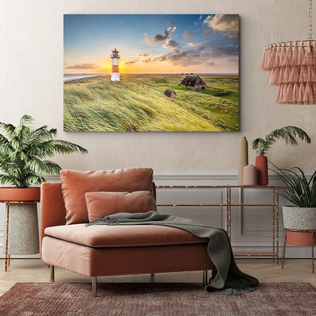 Impression sur toile - Image sur toile - Un phare avec des prairies et des maisons au soleil en arrière-plan - 100x70cm - Entre les vagues - Décoration murale moderne pour le salon et la chambre ARTTOR