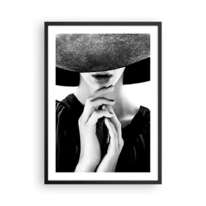 Affiche dans un cadre noir - Poster - Portrait en noir et blanc d'une femme portant un chapeau et le visage couvert - 50x70cm - Beauté cachée - Décoration murale moderne pour le salon et la chambre ARTTOR