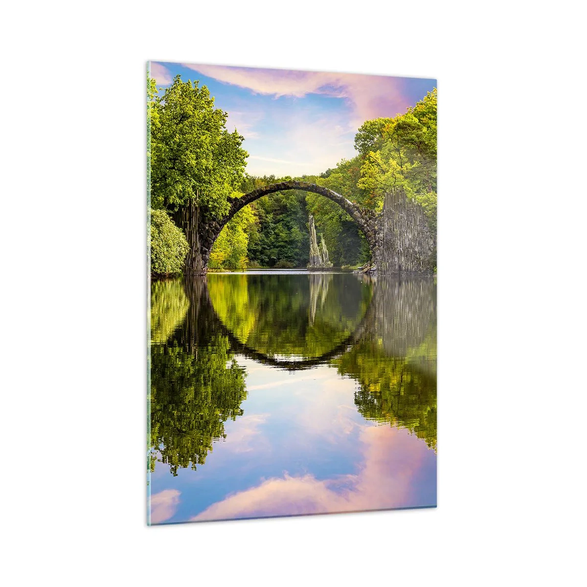 Impression sur verre - Image sur verre - Un pont de pierre se reflétant dans la surface calme du lac - 50x70cm - À la jonction de deux mondes - Décoration murale moderne pour le salon et la chambre ARTTOR