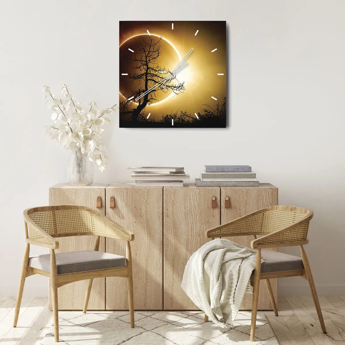 Horloge murale - Pendule murale - Éclipse solaire avec une silhouette d'arbre au premier plan - 30x30cm - Éclipse totale - Décoration murale moderne pour le salon et la chambre ARTTOR