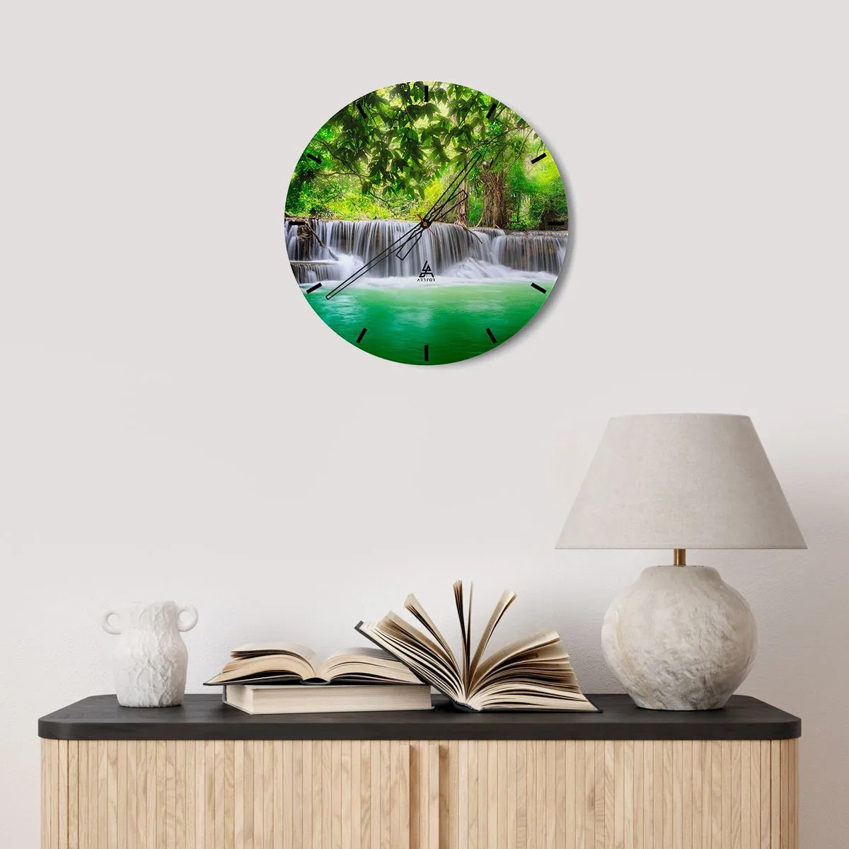 Horloge murale - Pendule murale - Une cascade dans une forêt tropicale avec de l'eau verte et une végétation luxuriante - 30x30cm - Une cascade de vert - Décoration murale moderne pour le salon, la cuisine et la chambre ARTTOR