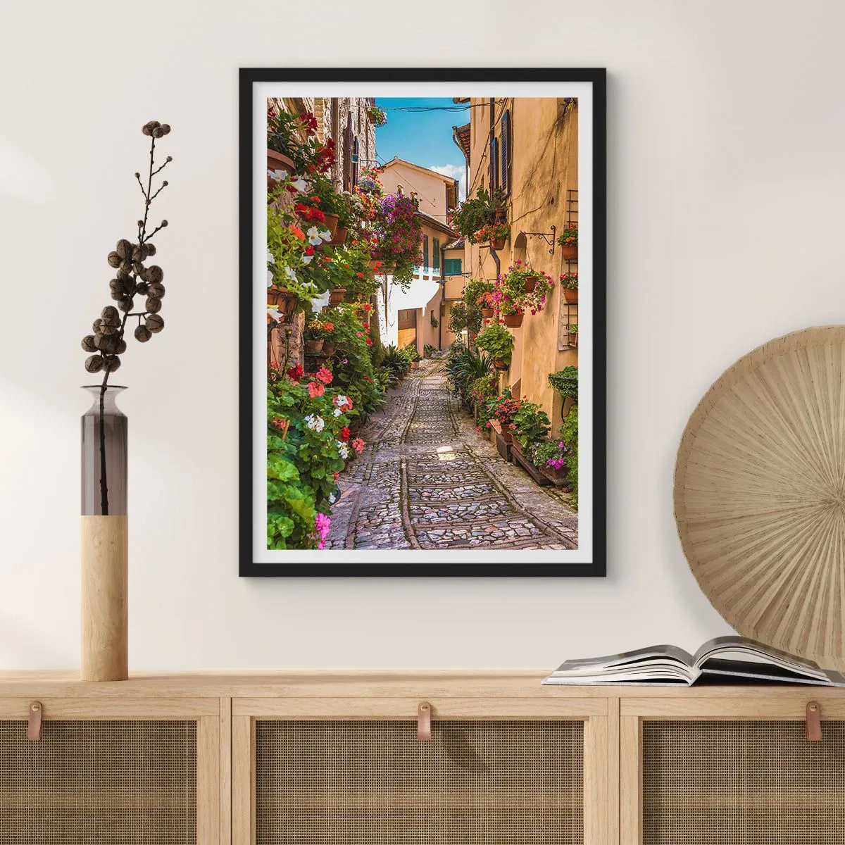 Affiche dans un cadre noir - Poster - Une charmante rue fleurie et un chemin pavé par une journée ensoleillée - 50x70cm - Ruelle italienne - Décoration murale moderne pour le salon et la chambre ARTTOR